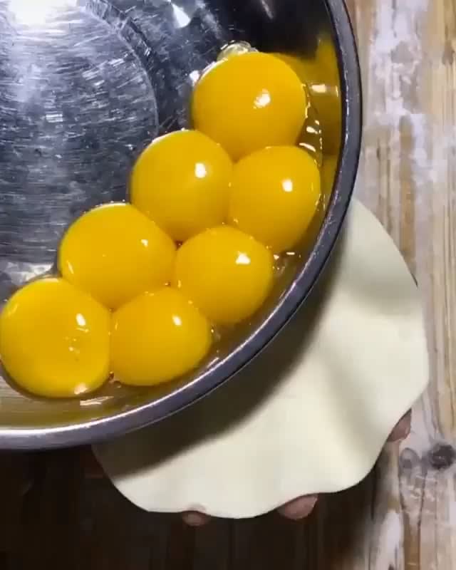 Folding this egg dumpling