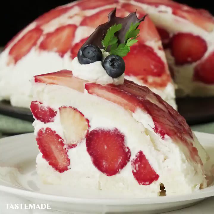 Psst: This strawberry cake is only FIVE ingredients! 🍓