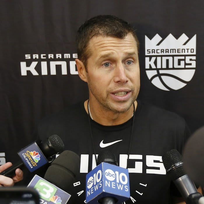 Sacramento Kings memecat pelatih Dave Joerger 3 kehilangan musim