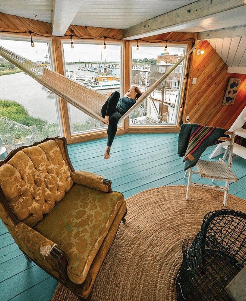 An indoor hammock 😳 This is sick!
