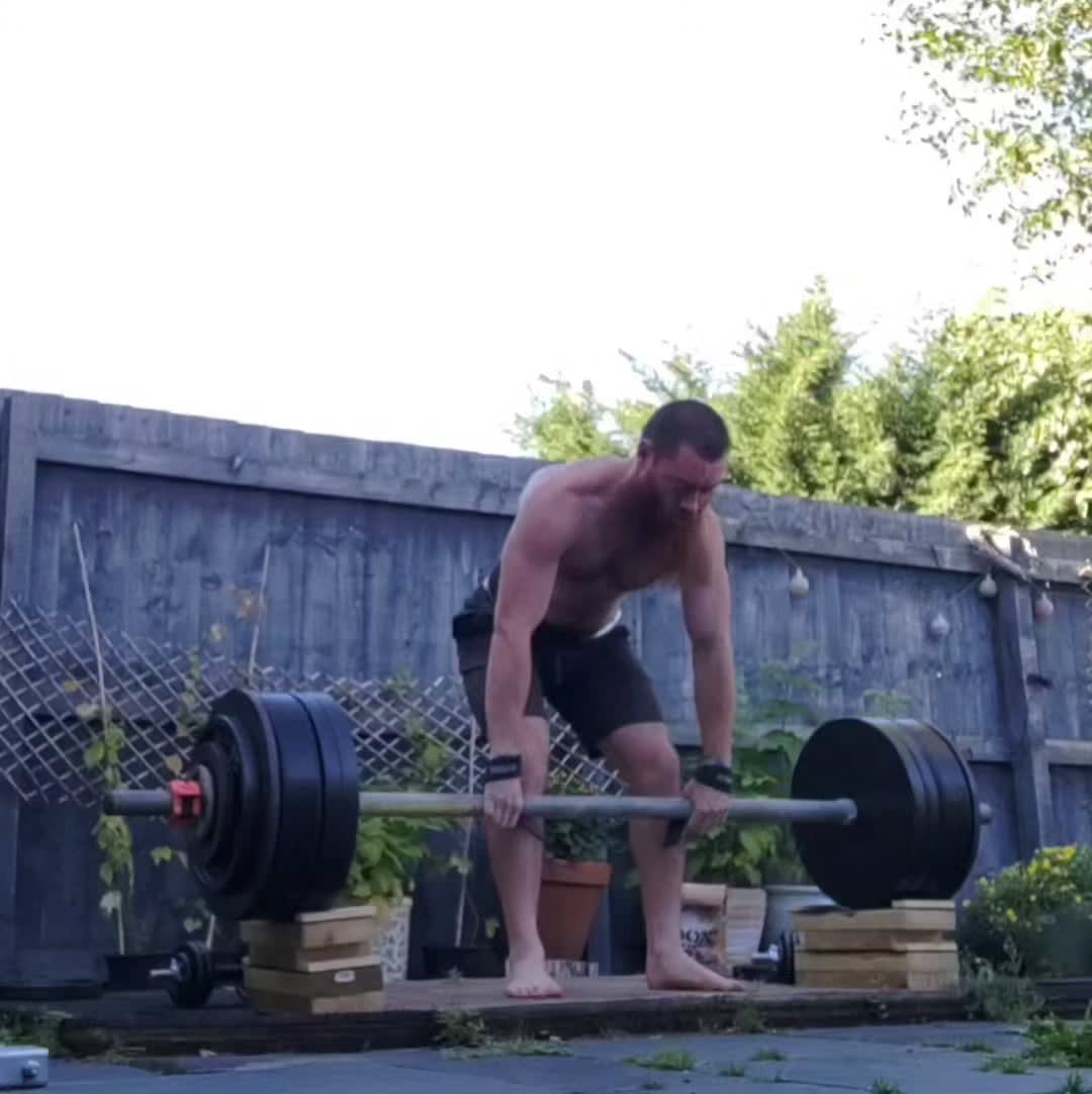 Strongman style 14.5" Axle Deadlift, 222.5kg/490lbsx6 at 81.5kg/180lbs bodyweight. 5 years vegan 💪🌱