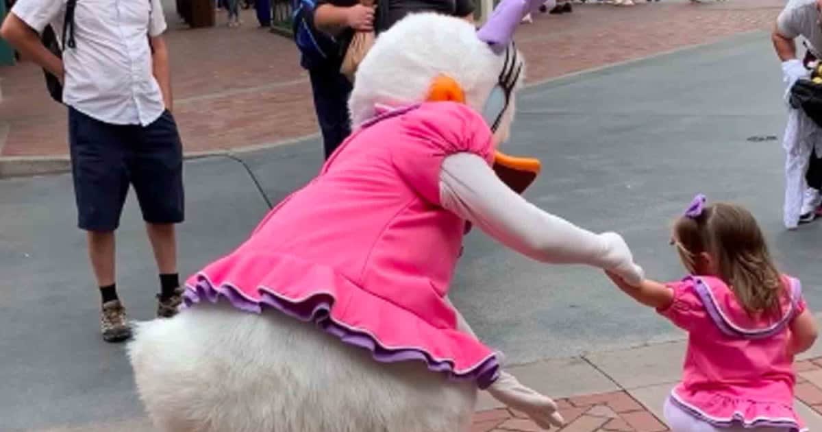 After Dressing as Daisy Duck on a Disney Trip, This Little Girl Met Her Idol, and the Video Is Everything