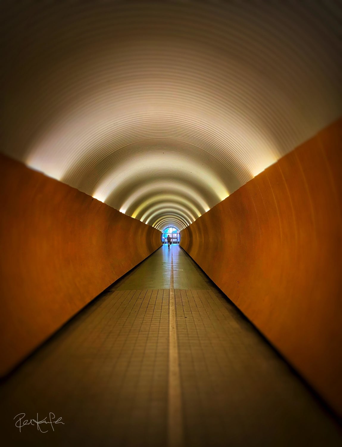 Brunkebergs tunnel is a 231 meters long shortcut for cyclists and pedestrians in the city center of Stockholm, no smell of urine and no graffiti..