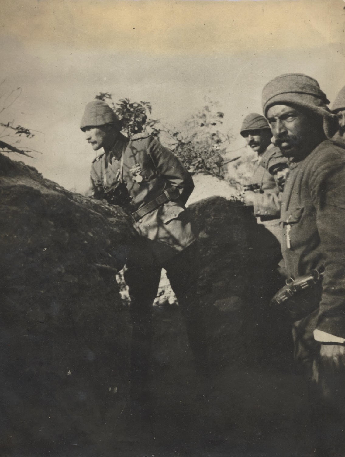 Atatürk in the trench with his soldiers, Çanakkale War - 1915