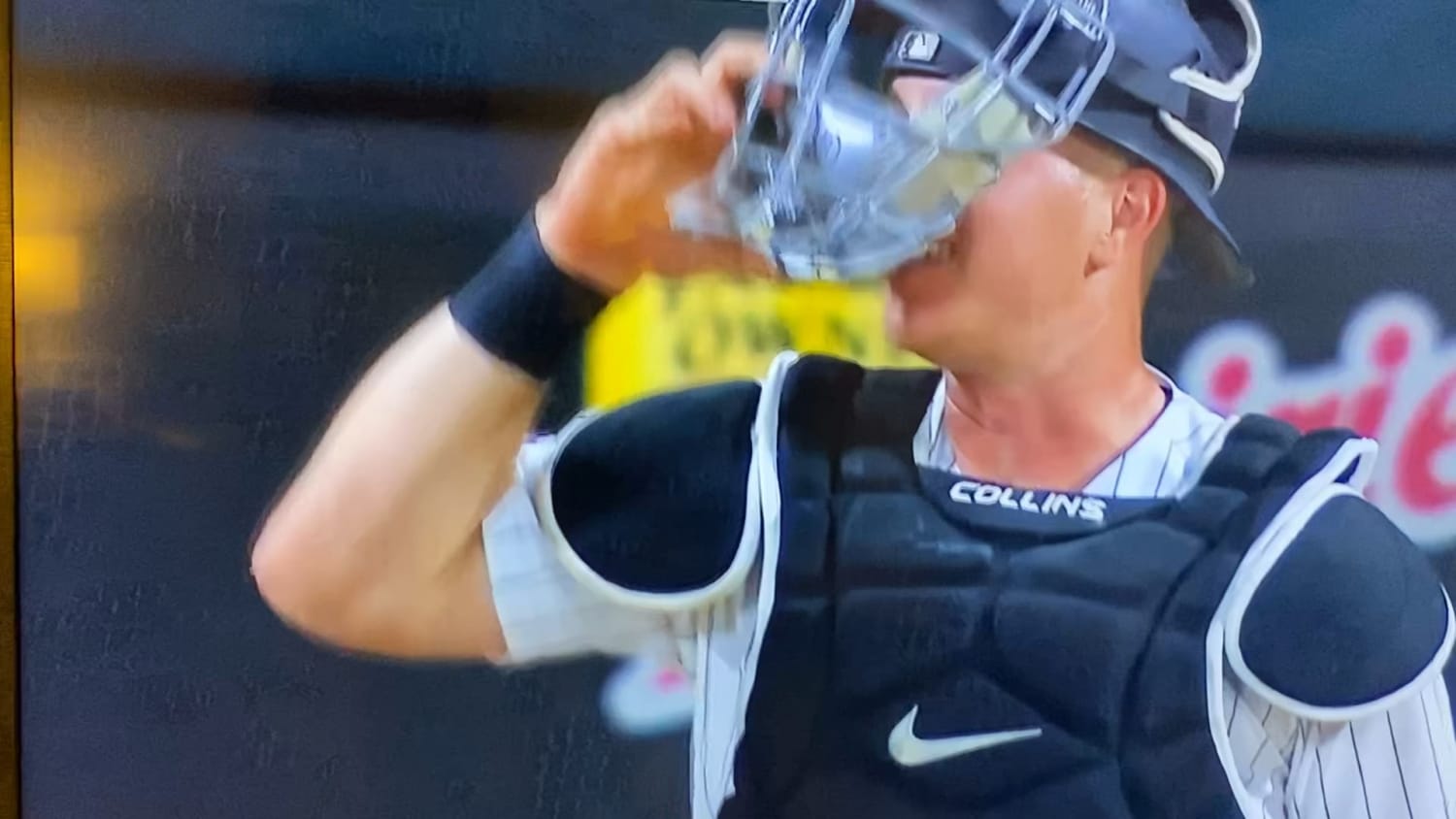 White Sox catcher takes pitch to the throat off the bounce