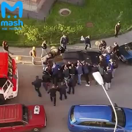 In St. Petersburg, people dragged a car that prevented firefighters from passing