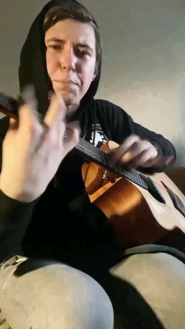 Russian fingerstyle guitarist Alexandr Misko covering The Real Slim Shady. Insane!