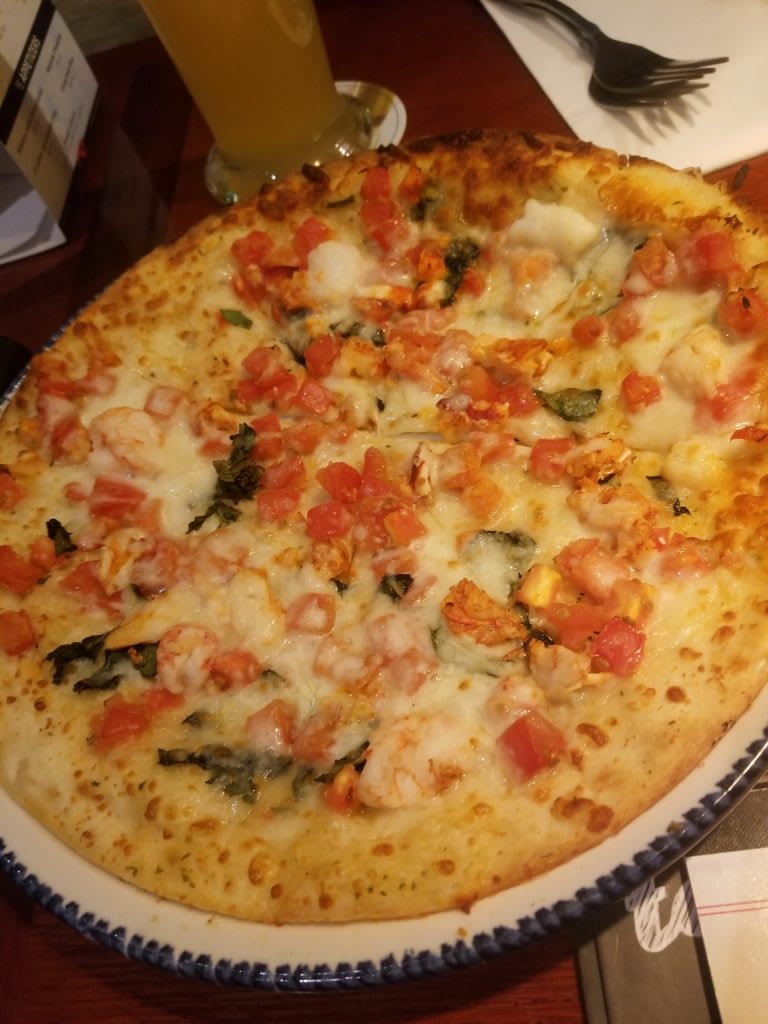 I tried the Red Lobster lobster pizza! - Red Lobster review