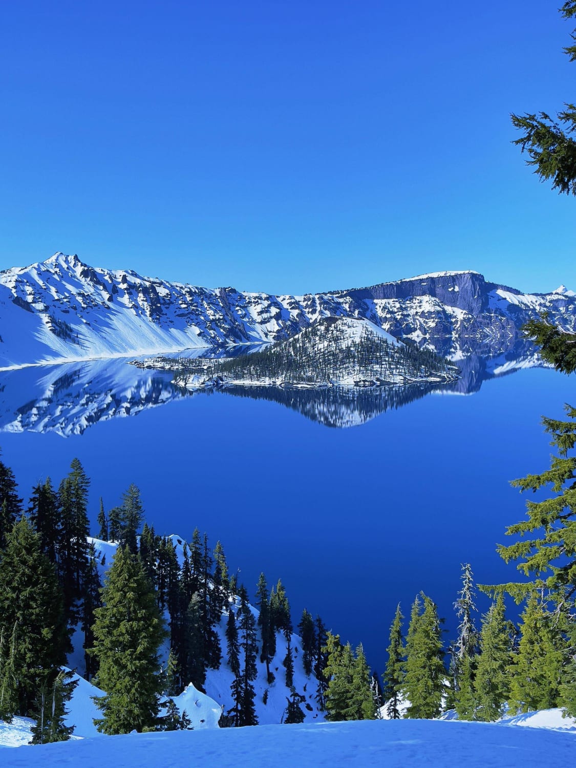 Crater lake in Oregon (Photo credit to u/The_30_kid)
