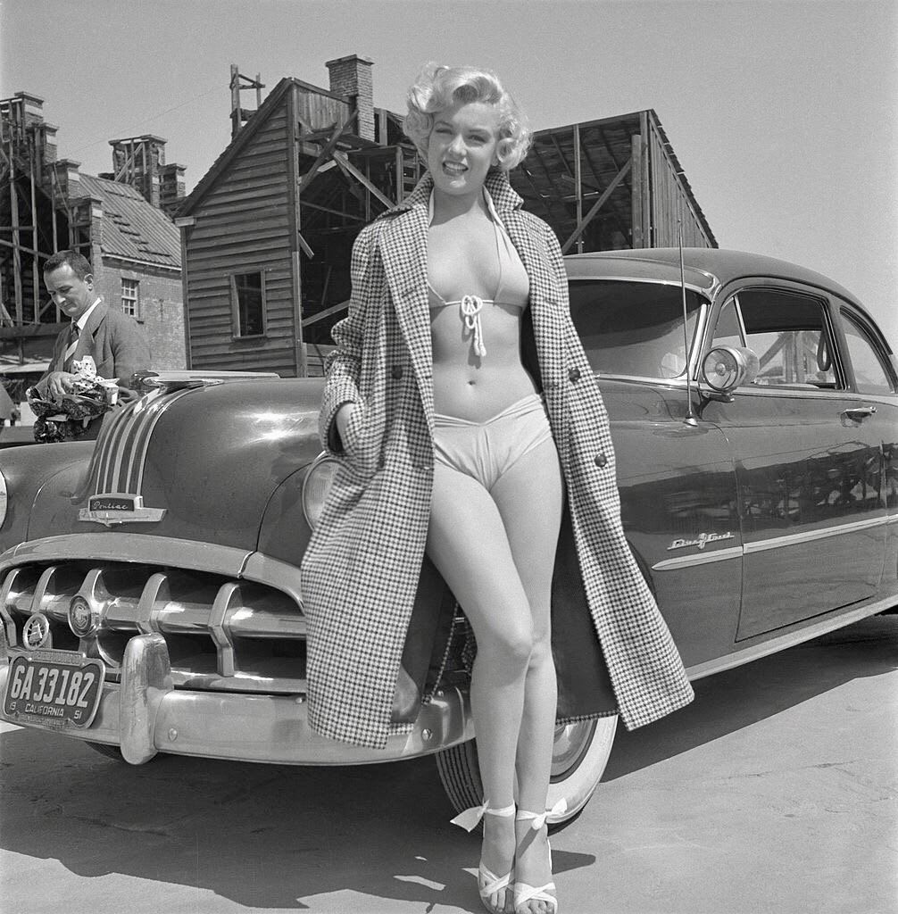 Marilyn Monroe (with a 1950 Pontiac—hers perhaps, as she did own one) photographed by Earl Theisen in 1951. | Знаменитости, Женщина, Худые девушки