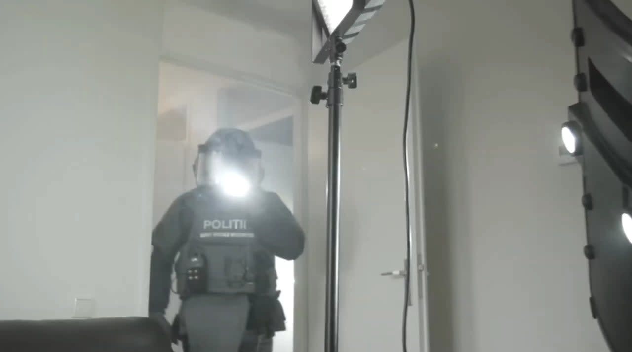 Dutch Police raid coke dealers house during a docu interview.