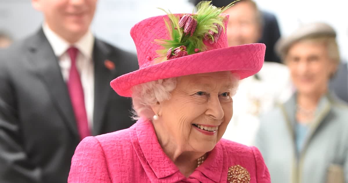 Queen Elizabeth Uses Her Purse to Communicate With Her Staff, and Our Minds Are Blown
