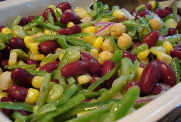 Red Kidney Bean Salad with Sweet Corn and French dressing