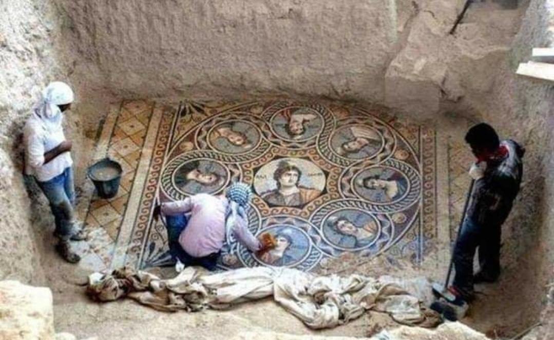 Unseen for over 2000 years, archaeologists uncover a mosaic in Zeugma, Turkey.