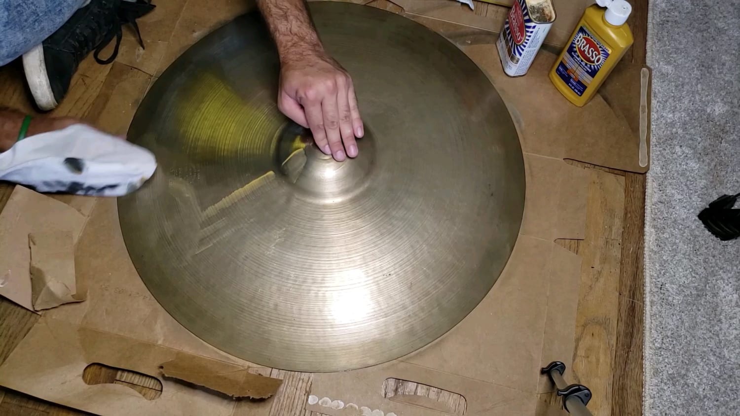 After twelve years of owning them, i decided it was finally time to polish my drum cymbals!