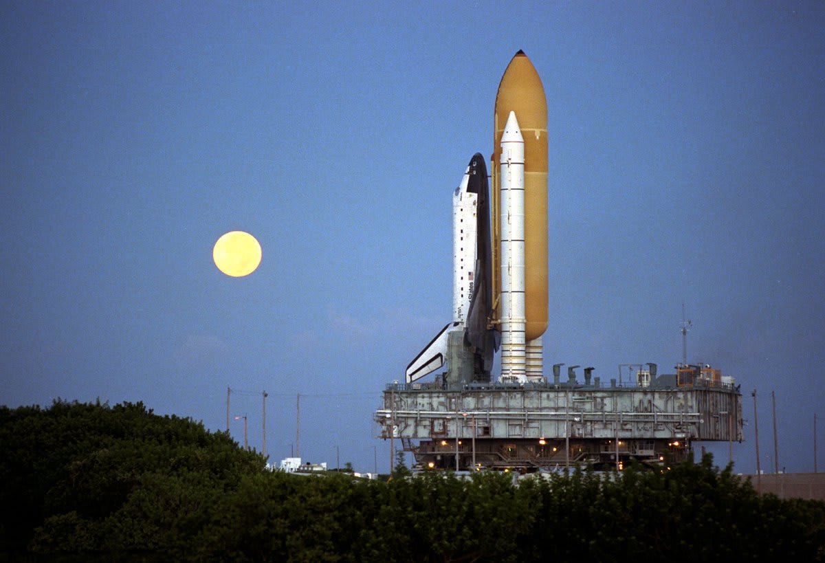 🚀 Who's ready to see a launch? 25 years ago today, Space Shuttle Atlantis rolled out to Launch Pad 39A by the light of the moon in preparation for STS-86. Atlantis launched on September 26, 1997, the seventh Shuttle docking with the Mir space station.