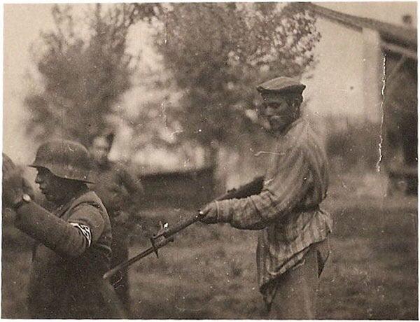 Liberated Jew holds German soldier prisoner