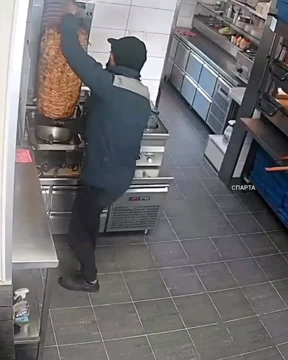 To steal the meat from the kebab restaurant