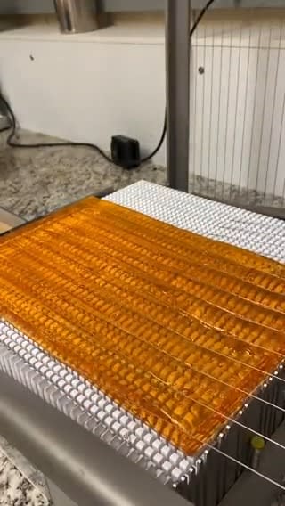 The satisfaction we feelllllll watching these mango jellies getting sliced 🤩 🎥: