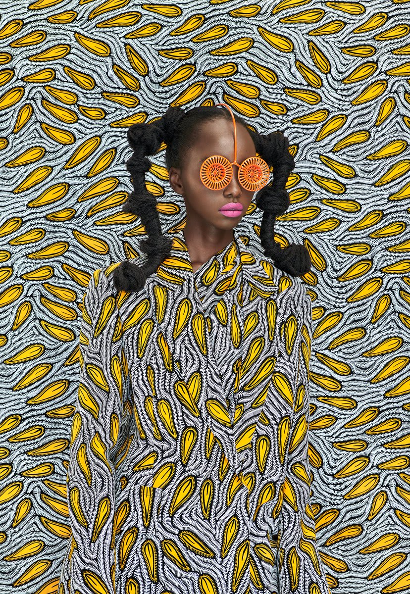 Repurposed items fashioned into glasses add cultural flair to Thandiwe Muriu’s vibrant portraits, connecting both her personal background and Kenyan life.