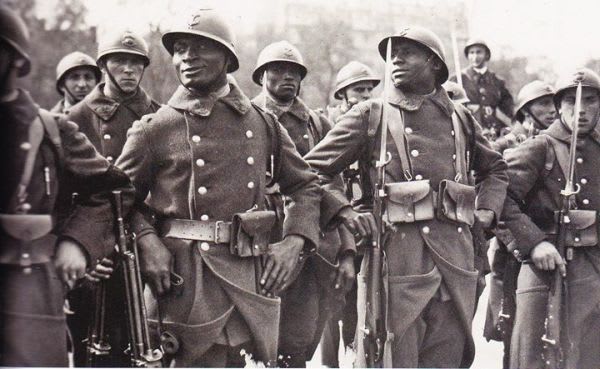 Senegalese French solidiers serving beside European French soldiers (1940)