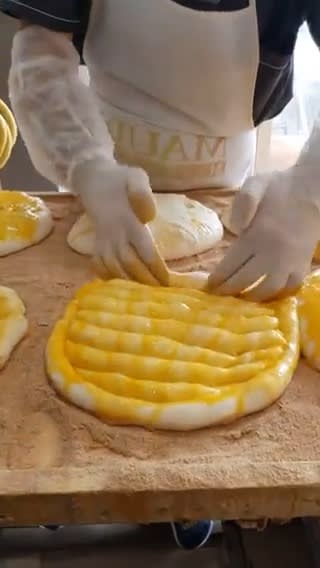 Watching Turkish Ramadan Pide being made is such a sight to behold! 😮 🎥: @ErayKILIC 📍: