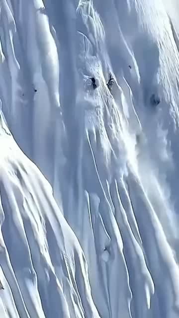 Amazing capture of this snowboarder