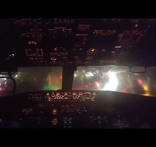 Stormy 737 landing, LGA, cockpit