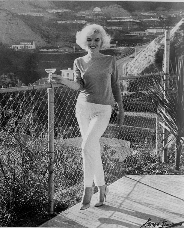 Weekend mood 🍸 Some incredible images from the Milton J. Ellenbogen Fine Art Collection are on view at Atelier811 in White Plains through June 30. ⁣https://t.co/uY5BQnB📷George Barris, Marilyn with cocktail, 1962 Courtesy ⁣The Milton J. Ellenbogen Fine Art Collection⁣