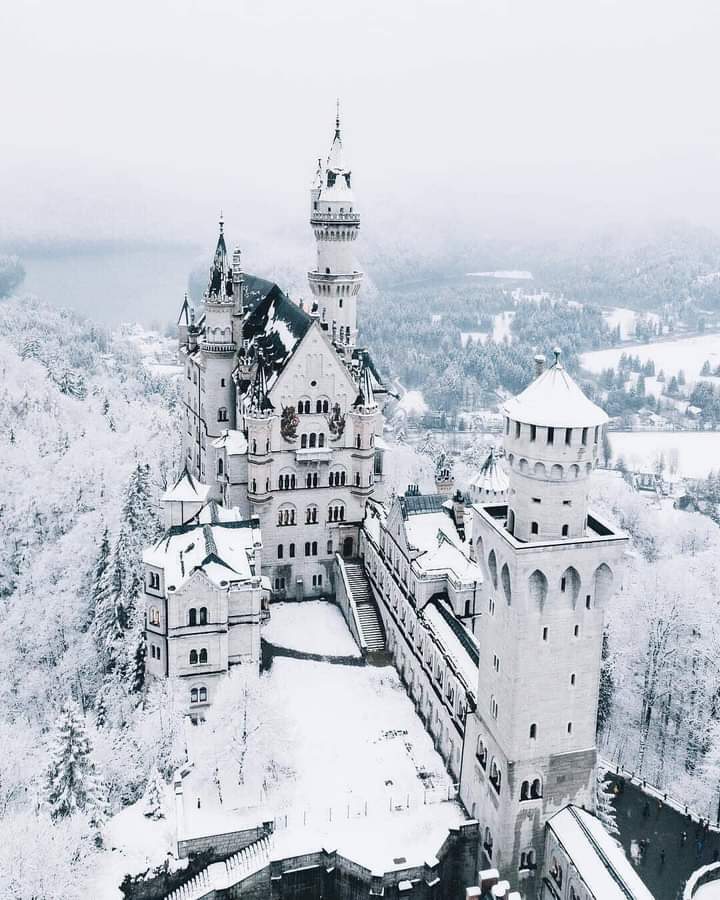 Neuschwanstein Castle ❄️❄❄. by Joonaslinkola
