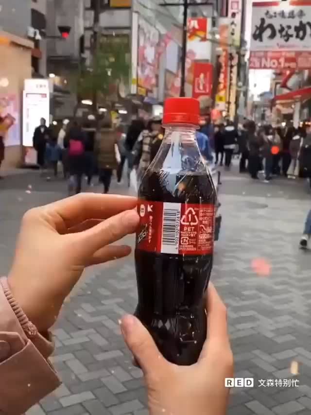 Christmas-themed Coca Cola label in Japan