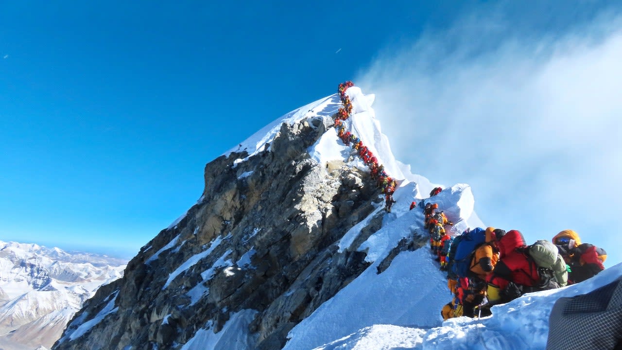 A Deadly Day of Chaos at the Top of Mount Everest