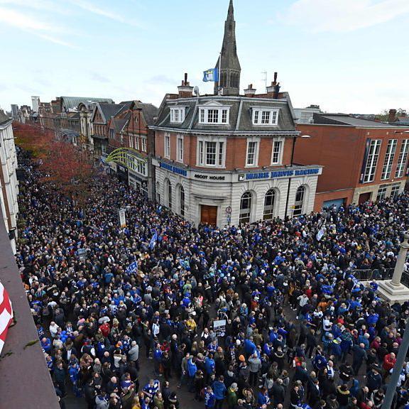 Fans in '5,000-1' helicopter tribute walk