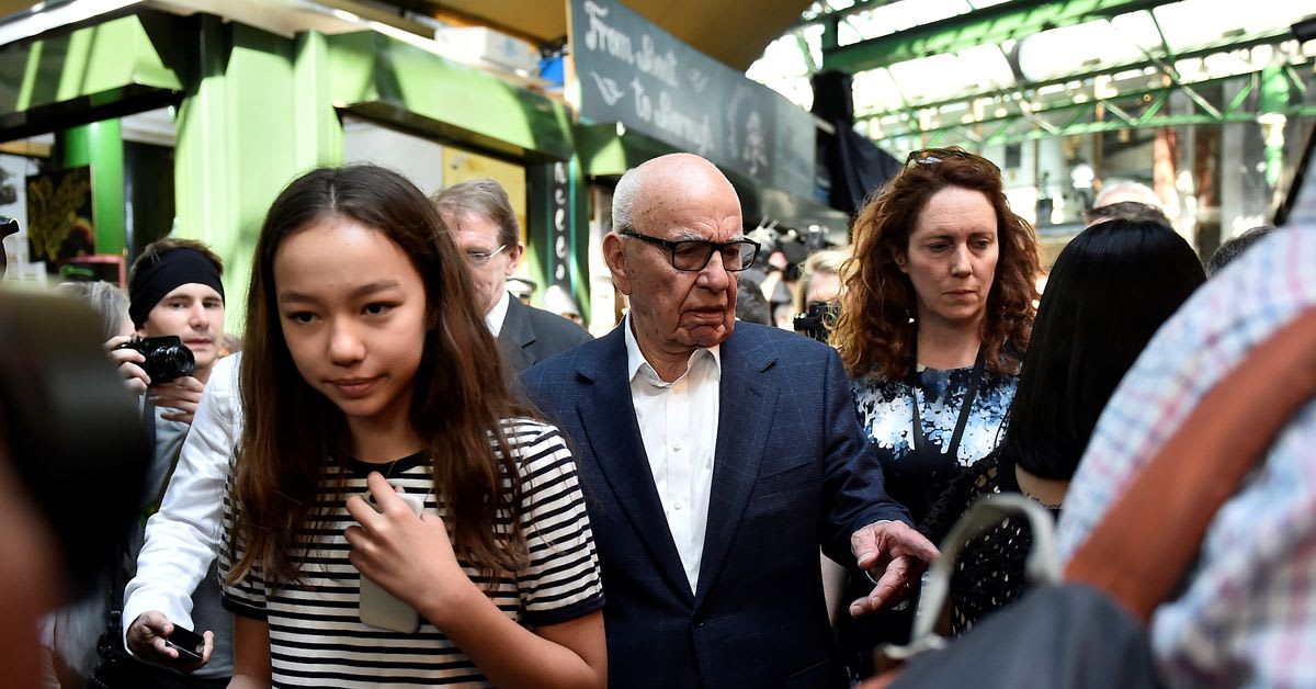 Murdoch's News Corp abandons plans for TV news channel in Britain