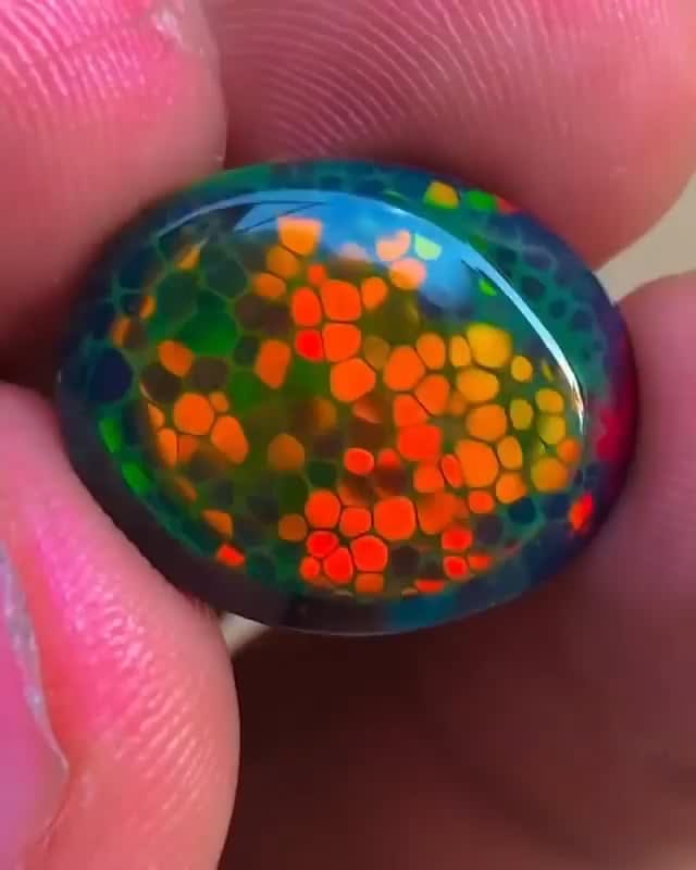 The colors in this Opal from Northern Ethiopia