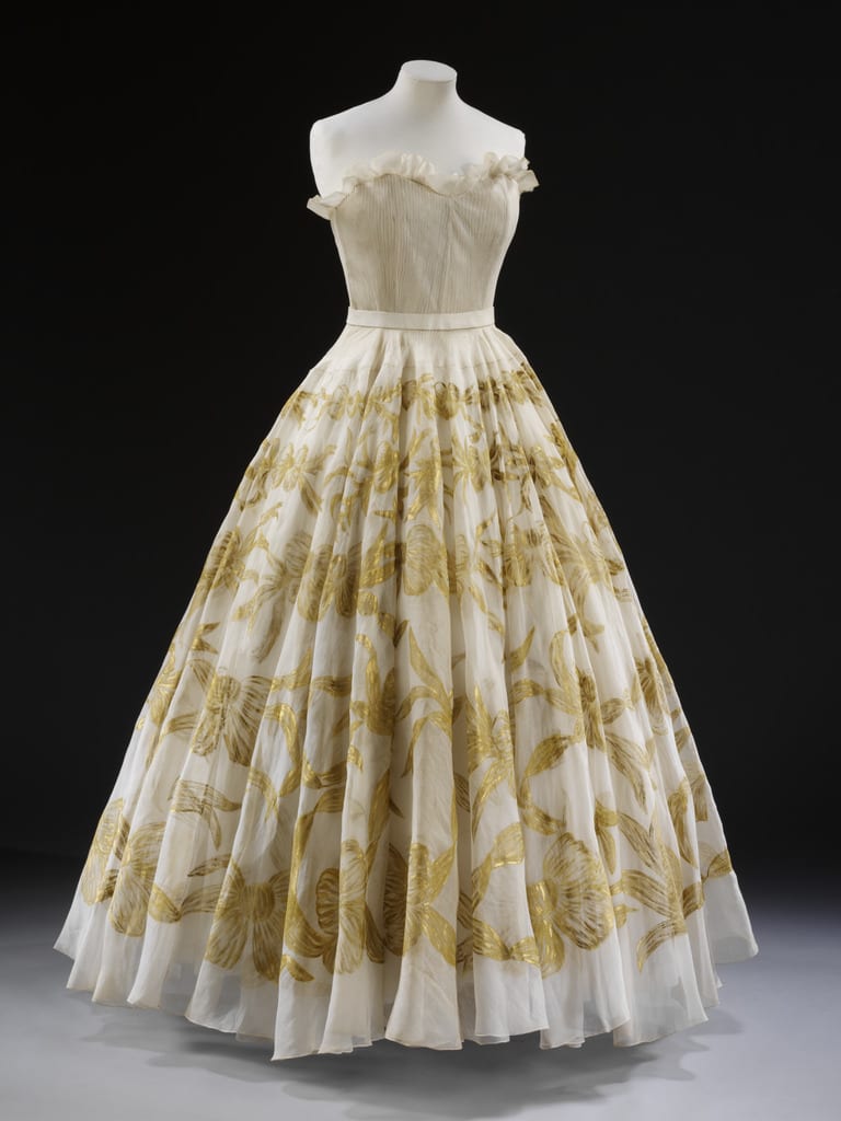 It's 1962 and she'd just been voted @TIME's second 'Best Dressed Woman' in the world, behind THE Jackie Kennedy. We're talking about the owner of this hand-painted dress, Mexican socialite Gloria Guinness. She donated many pieces to us like this Marcelle Chaumont look.