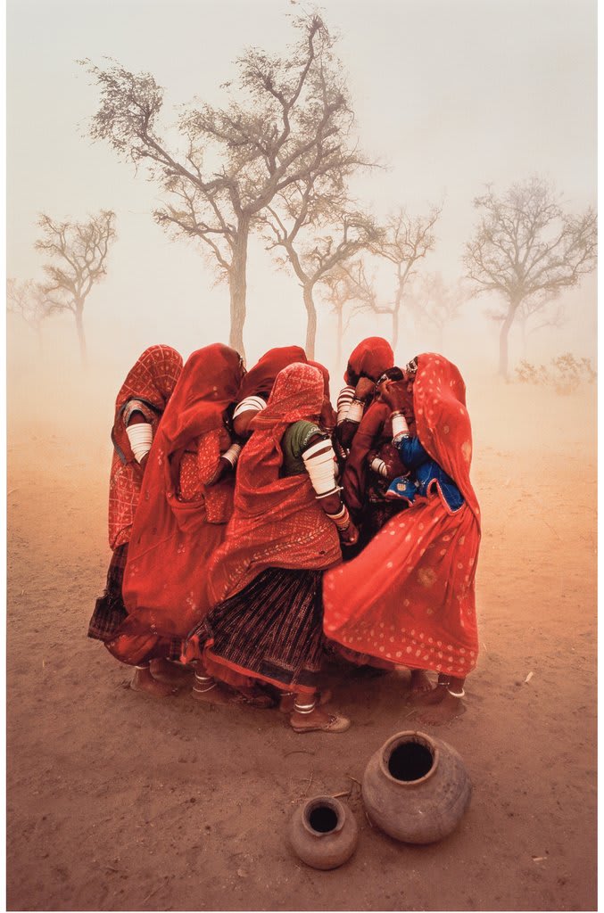 Photographs Auction by @HeritageAuction is today October 12 at 10 am in New York. https://t.co/y6wynlbRbD 📷Steve McCurry, Dust Storm, Rajasthan, India, 1983. Estimate: $15,000 - $25,000. Courtesy Heritage Auctions.
