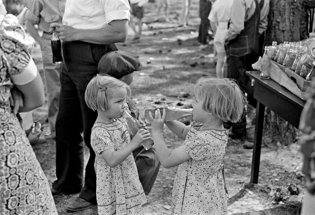 Children at May Day Picnic at Irwinville Farms, Georgia, 1939 (photographer : Marion Post Wolcott).