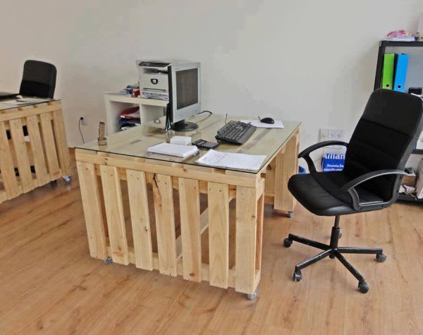 19 DIY pallet desks – a nice way to save money and to customize your home office