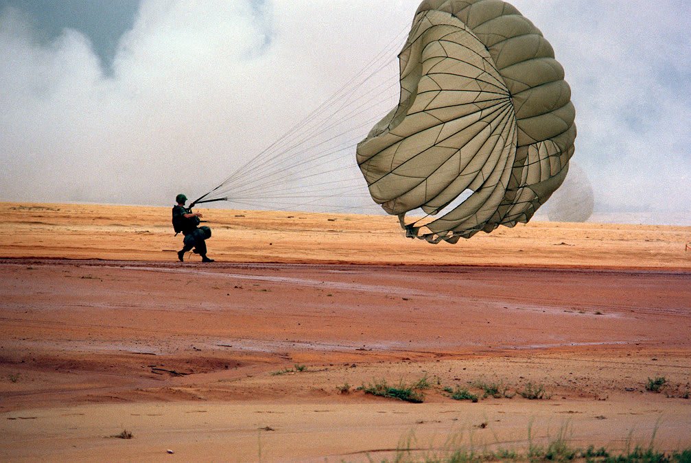 A member of the 82nd Airborne Division lands in a drop zone during combined Army and Air Force training, OTD in 1977. (I love this color palette 🤩)