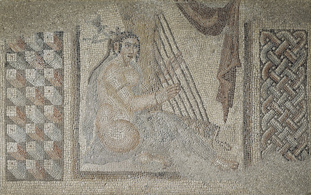 [#UnJourUneOeuvre] Ce panneau de mosaïque, provenant du décor de sol de l'iwan du "palais" de Chapour Ier, représente une harpiste. L'héritage iranien et l'influence gréco-romaine sont ici associés dans la technique et l'imagerie. ☛