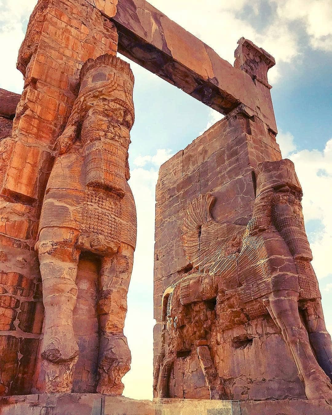 The Gate of All Nations (Old Persian: duvarthim visadahyum) also known as the Gate of Xerxes , is located in the ruins of the ancient city of Persepolis, Fars Province, Iran 486-465 BC .