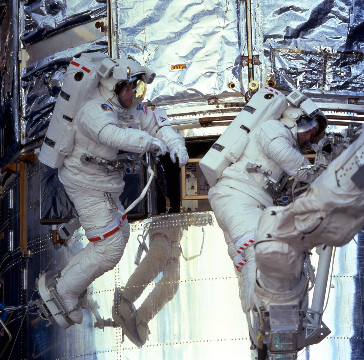 OTD 20 years ago: 23 December 1999, NASA astronaut Mike Foale and ESA's @Astroclaude Nicollier (CH) began the second EVA of the STS-103 mission, which lasted into Christmas Eve, 24 December