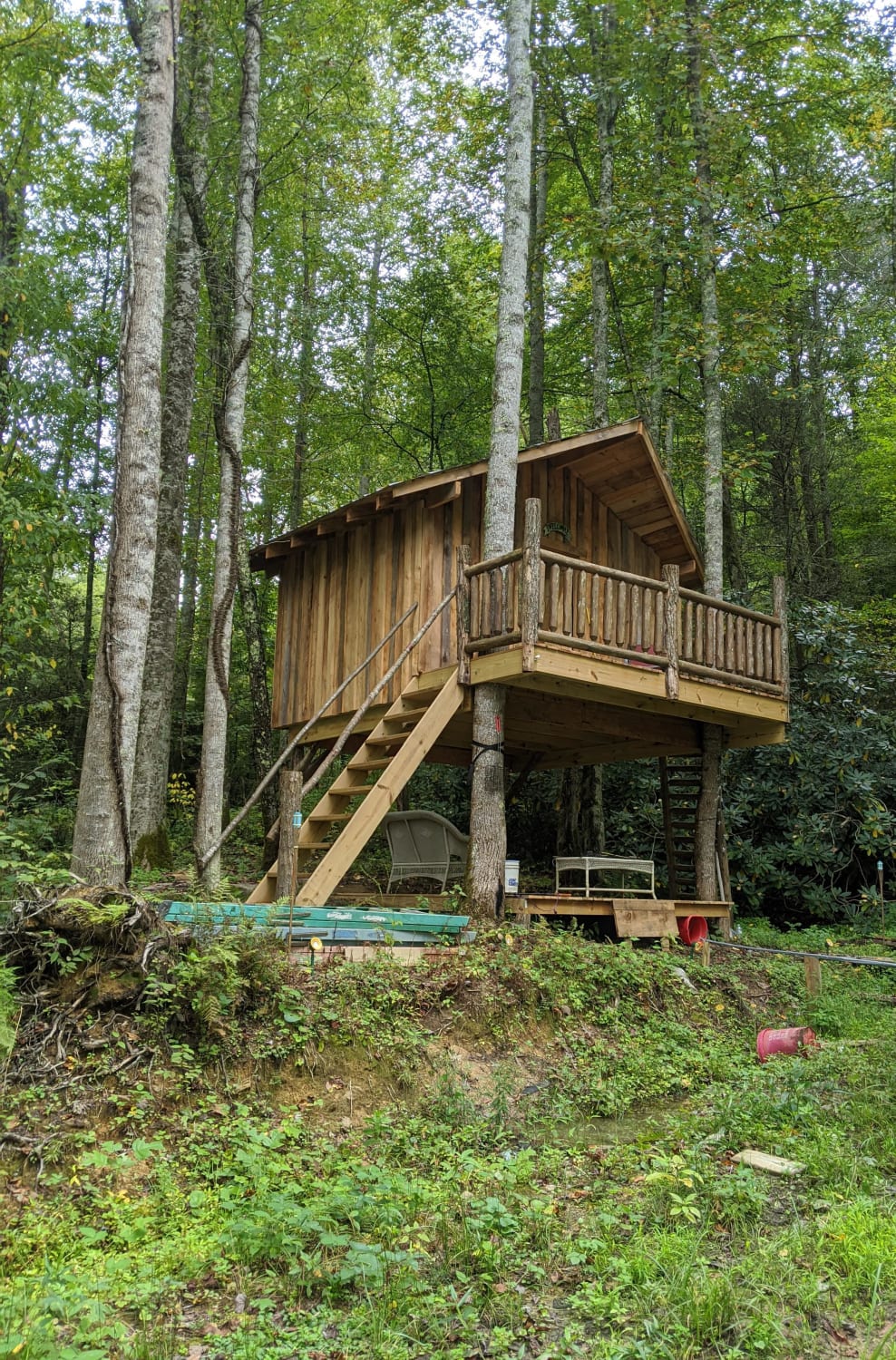 Best treehouse ever! No cell service and dense woods provide a great getaway!