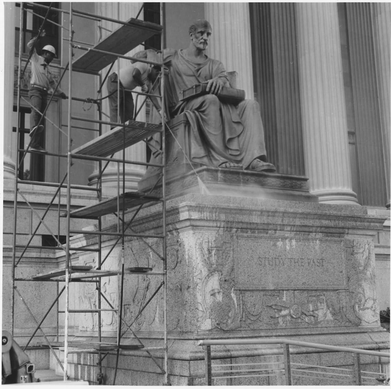 Cleaning the statue "Study the Past" in front of @USNatArchives 45 years ago OTD 1972: