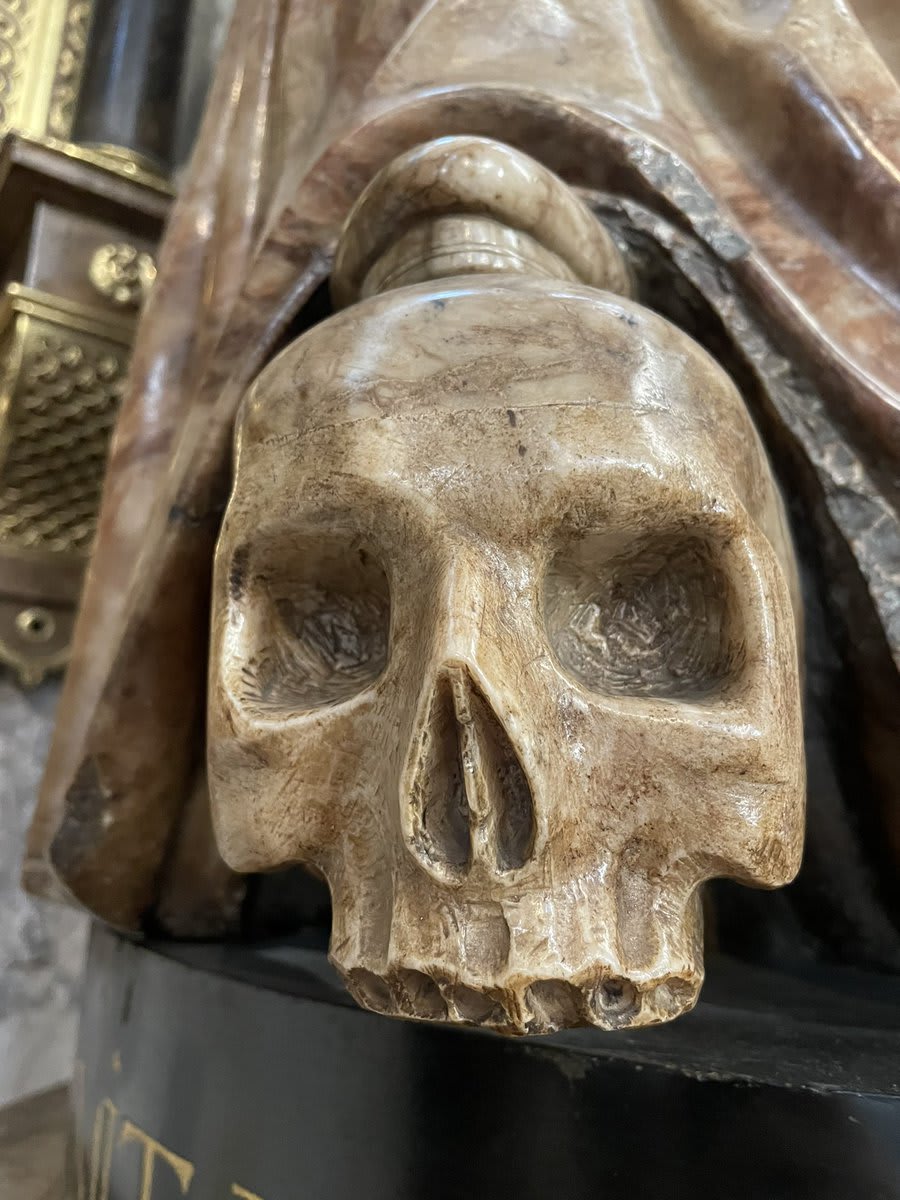 Elizabeth Russell sits on a wicker chair with her foot resting on a skull in this impressive monument in Westminster Abbey. She died of consumption in 1610. The monument reads ‘she is not dead but sleepeth’ (@wabbey)