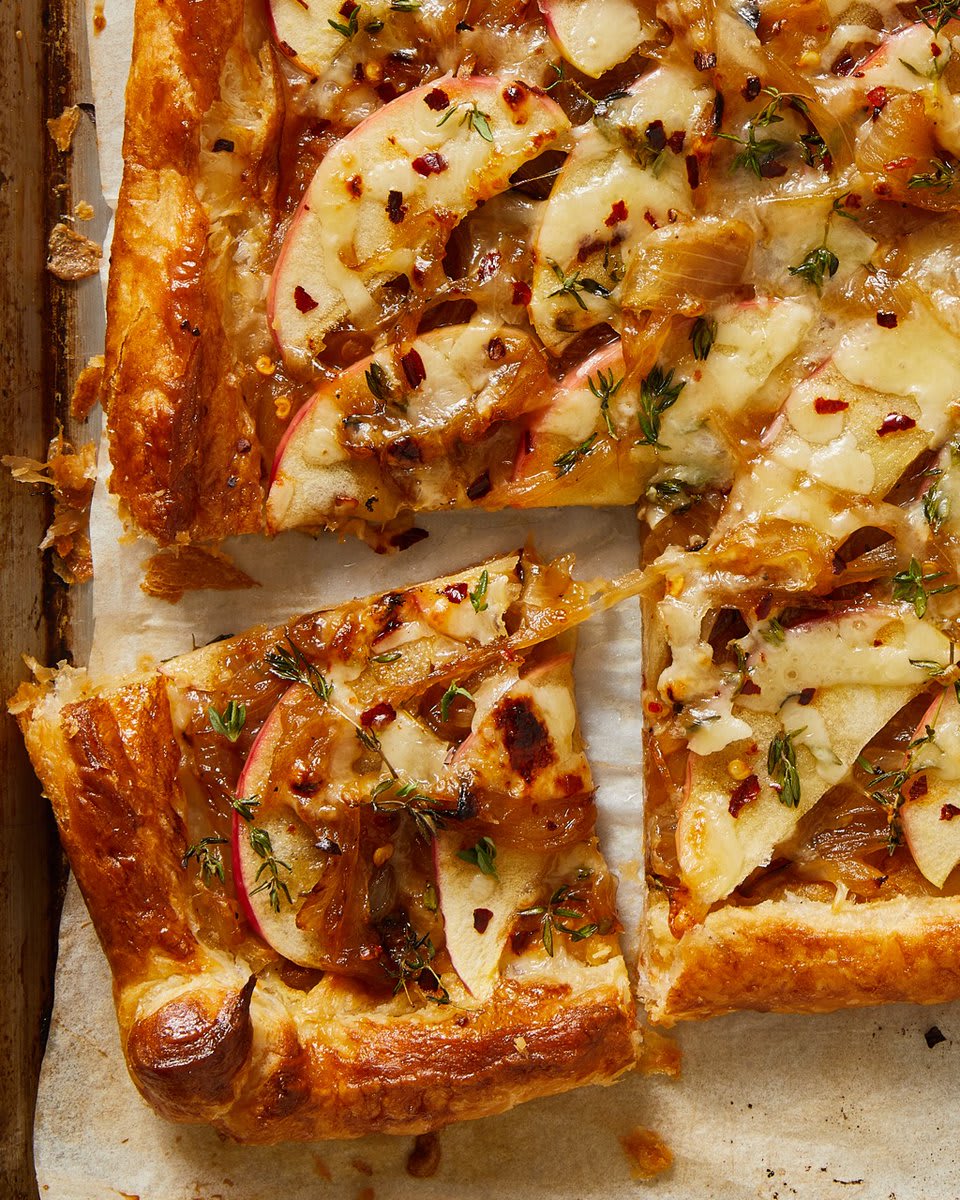 This caramelized onion, apple & cheddar tart is fall baking at its best: