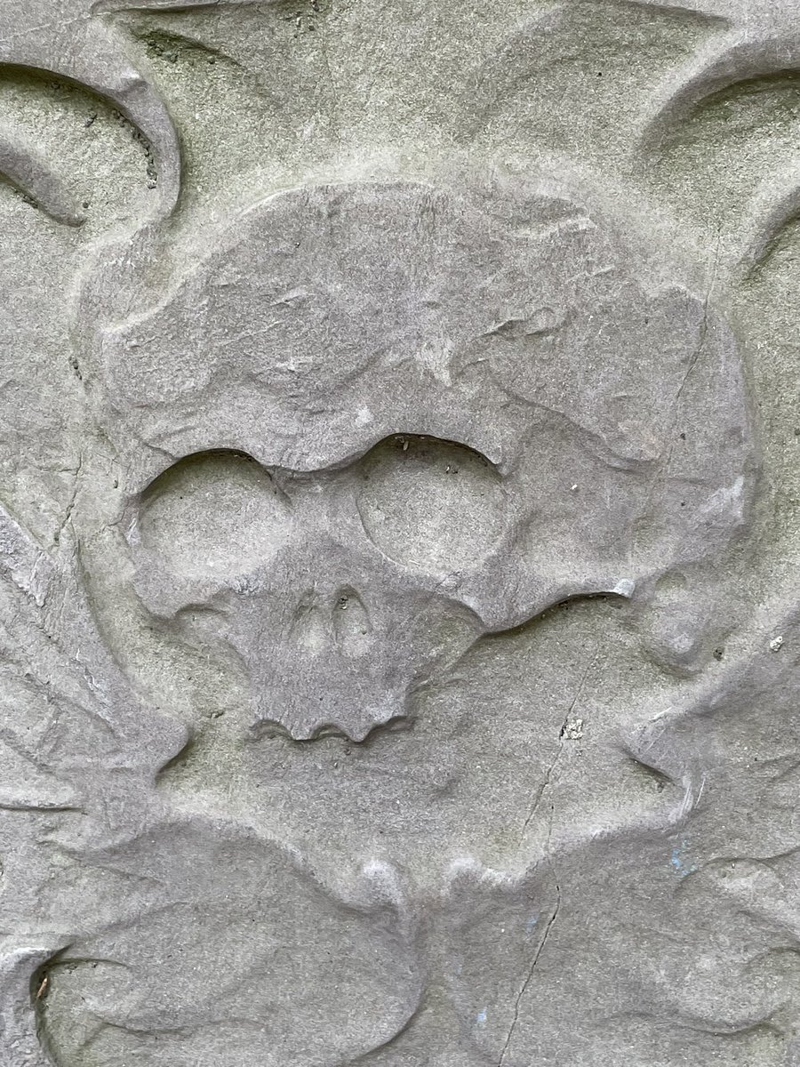 London rambles and very pleased to have found a skull on this chest tomb outside St Helen’s Bishopsgate! There seems to be on the opposite too but it’s very worn alas