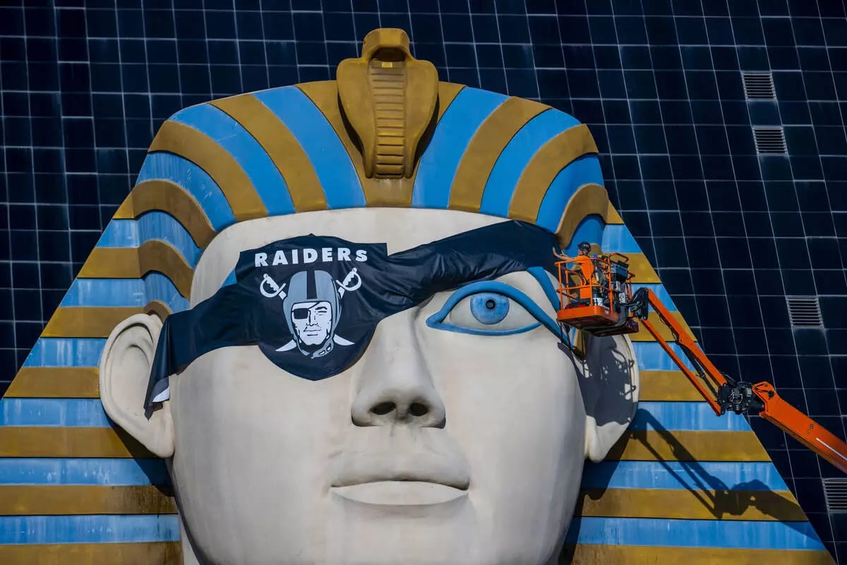 Giving the Luxor (Las Vegas) Sphinx an eyepatch