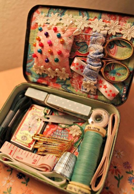 over 20 awesome things to do with an altoid tin - A girl and a glue gun